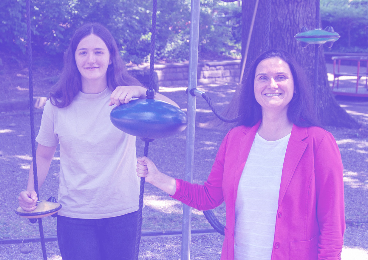 Porträt einer lernenden Kauffrau EFZ und ihrer Berufsbildnerin.